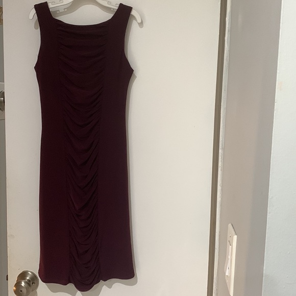Ruched sleeveless maroon dress - Picture 4 of 4